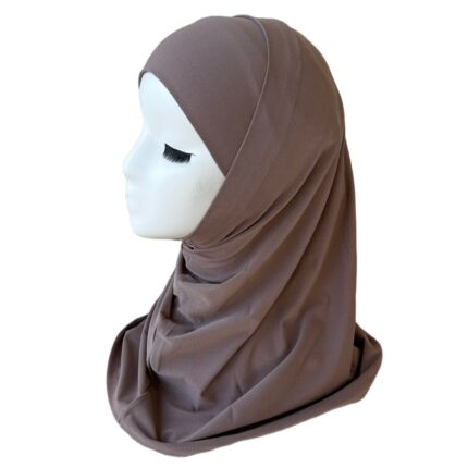 Hijab 2 pièces en lycra choco latte, élégant et confortable, idéal pour un maintien parfait et une touche raffinée. Vendu par Belle et Voilée. Fabrication syrienne.