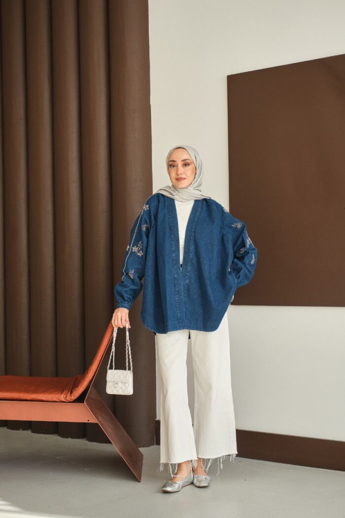 Cardigan long en denim bleu foncé brodé – Collection Elégance – Image 2
