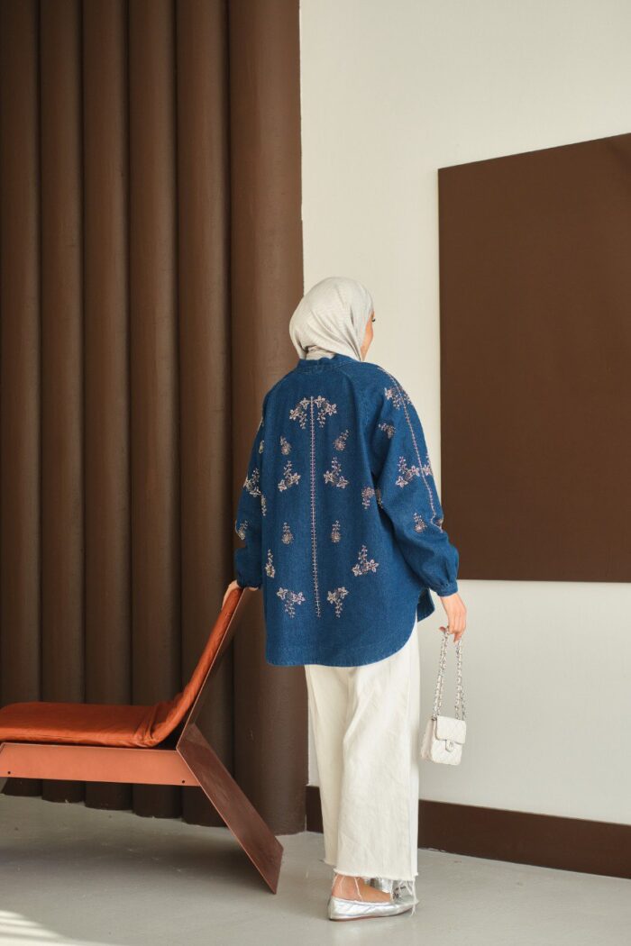 Cardigan long en denim bleu foncé brodé – Collection Elégance – Image 3
