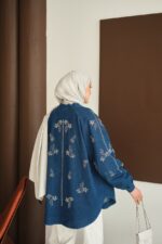 Cardigan long en denim bleu foncé brodé, avec broderies raffinées et détails perlés