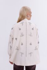 ⁦Cardigan long en denim beige brodé – Collection Elégance⁩ - الصورة ⁦2⁩