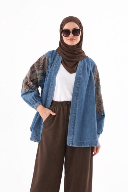 cardigan long en jean bleu brodé, avec broderies sur le dos et les manches, porté de face.