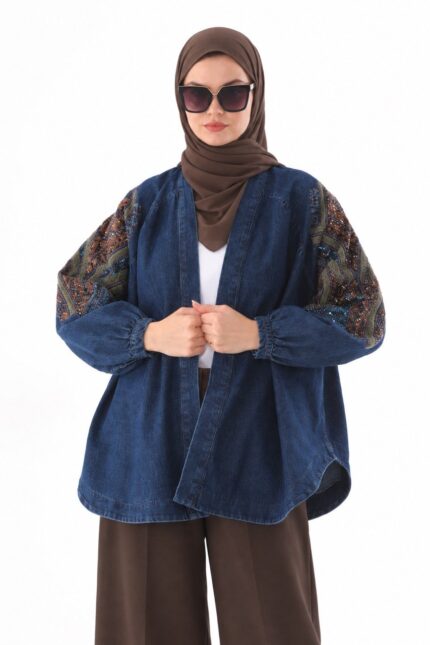 cardigan long en jean bleu marine brodé, avec broderies sur le dos et les manches, porté de face.