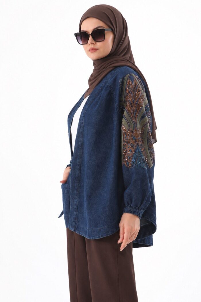 Cardigan long en jean bleu marine brodé – Reflet de Nuit – Image 3