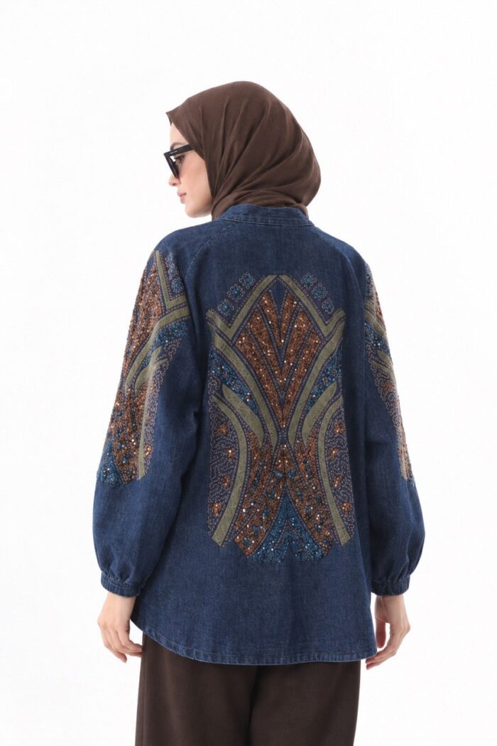 Cardigan long en jean bleu marine brodé – Reflet de Nuit – Image 4