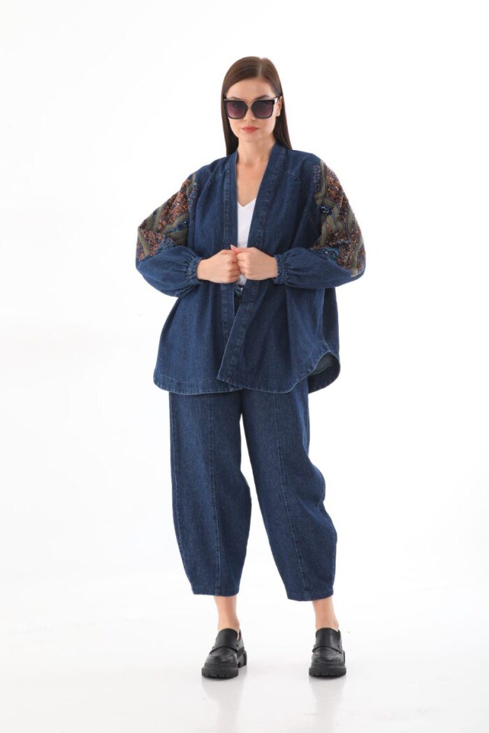 Cardigan long en denim bleu brodé – Reflet de Nuit – Collection Harmonie – Image 2