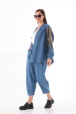 Cardigan long en denim bleu brodé – Reflet d'Azur – Collection Harmonie – Image 2