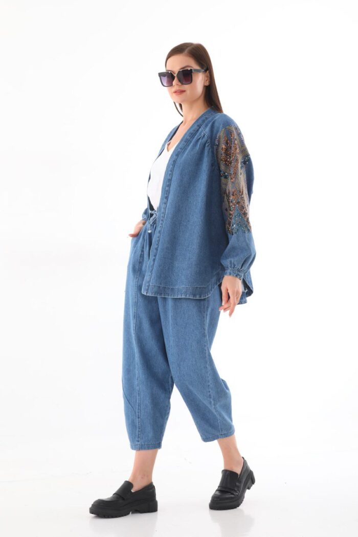 Cardigan long en denim bleu brodé – Reflet d'Azur – Collection Harmonie – Image 2