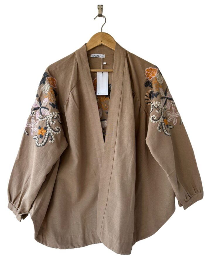 Cardigan long brodé beige foncé – Collection Printemps Eté