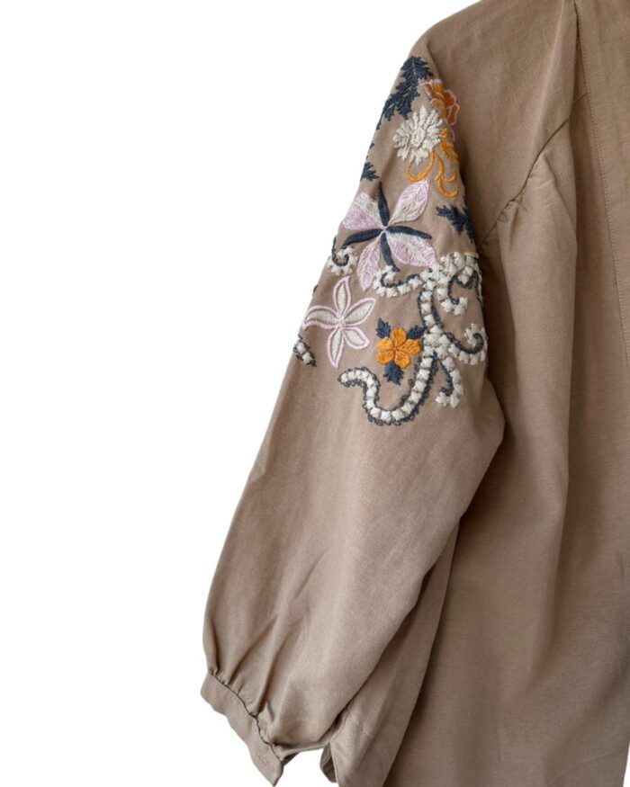 Cardigan long brodé floral – Beige foncé | Collection Fleurs – Image 5