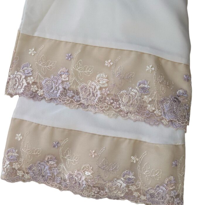 Tenue de prière femme blanc cassé avec dentelle florale lilas et beige – Image 2