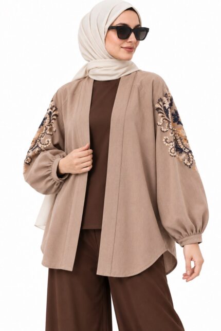 Cardigan long brodé floral beige foncé pour femme, vue de face