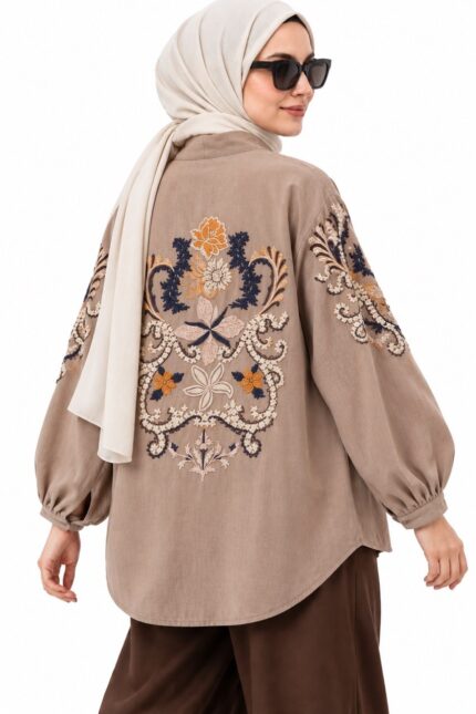 Cardigan long beige foncé, avec broderies florales colorées, porté par une femme voilée, vue trois-quarts dos