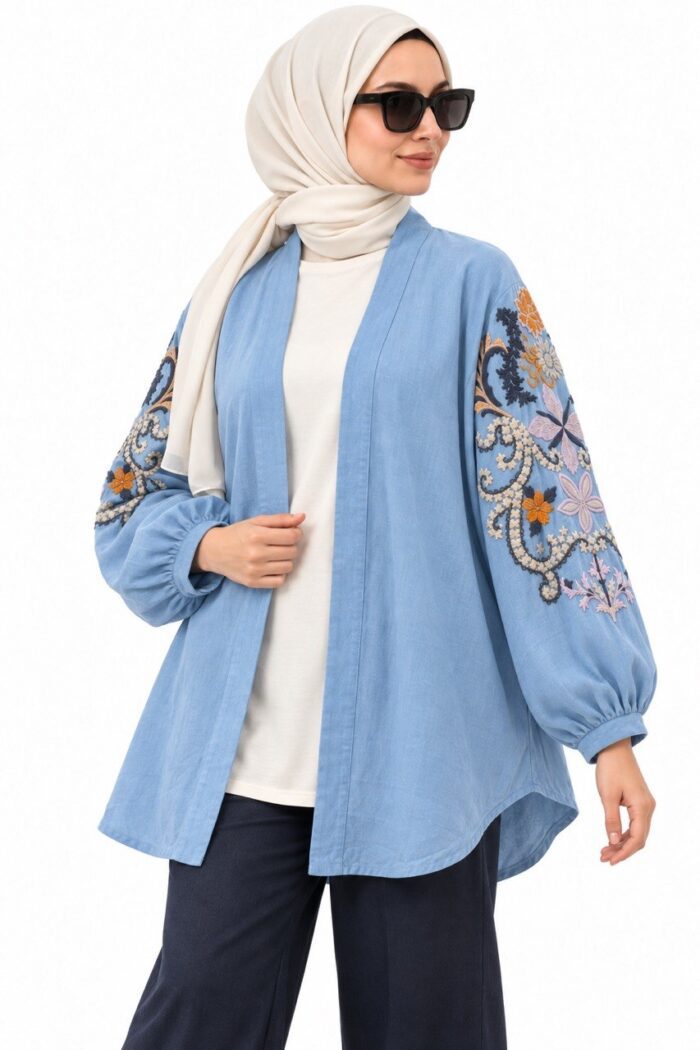 Cardigan long brodé floral bleu clair ouvert, vue de face