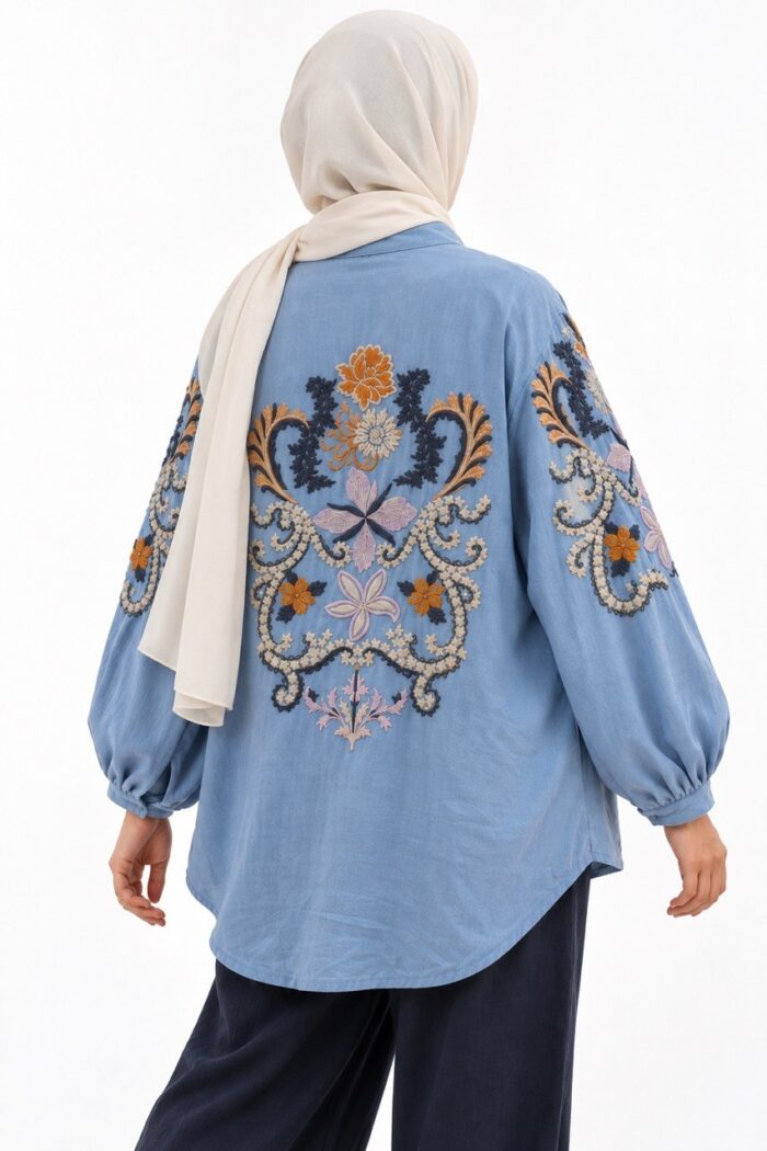 Cardigan long bleu clair brodé – Fleurs – Image 3