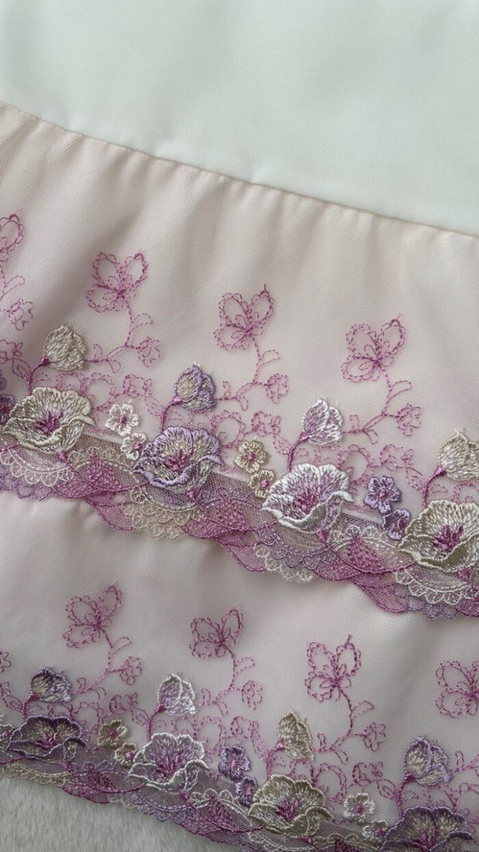 Tenue de prière femme opaque avec dentelle rose et violet – Élégance syrienne – Image 3