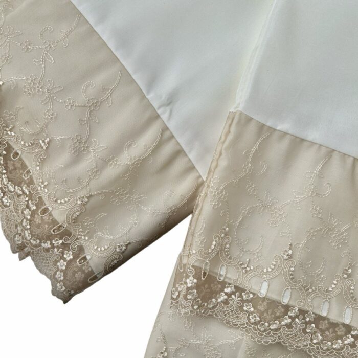 Tenue de prière femme opaque avec dentelle beige doré – Élégance syrienne – Image 2