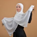 hijab pratique effet cachemire blanc cassé prêt à enfiler