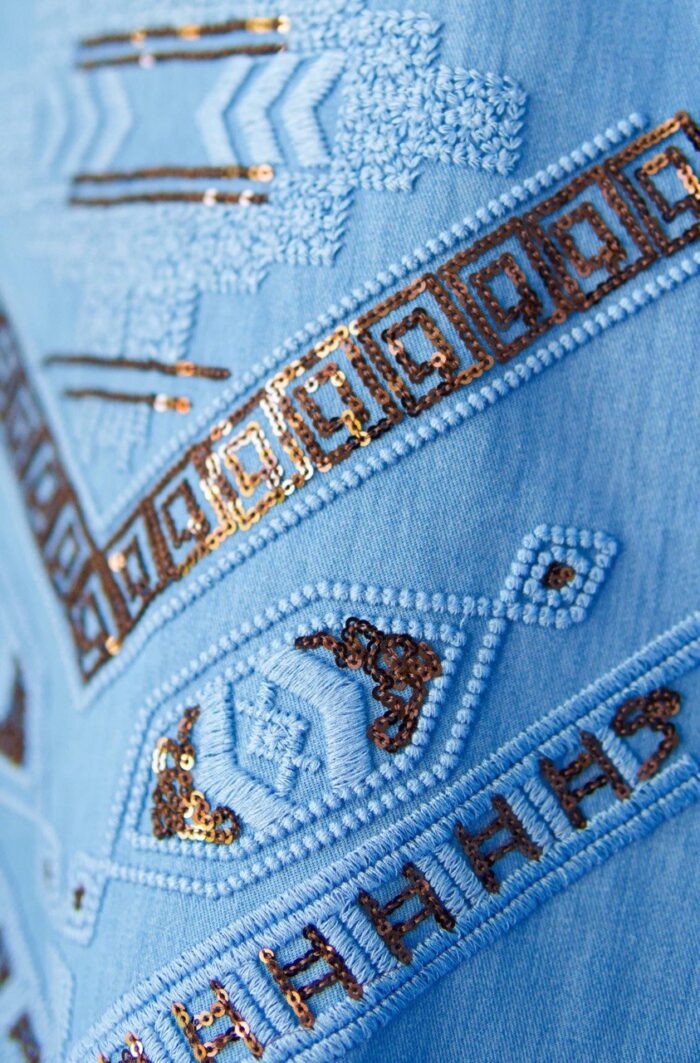 Cardigan long en jean bleu clair brodé – Mosaïque Azur – Image 4