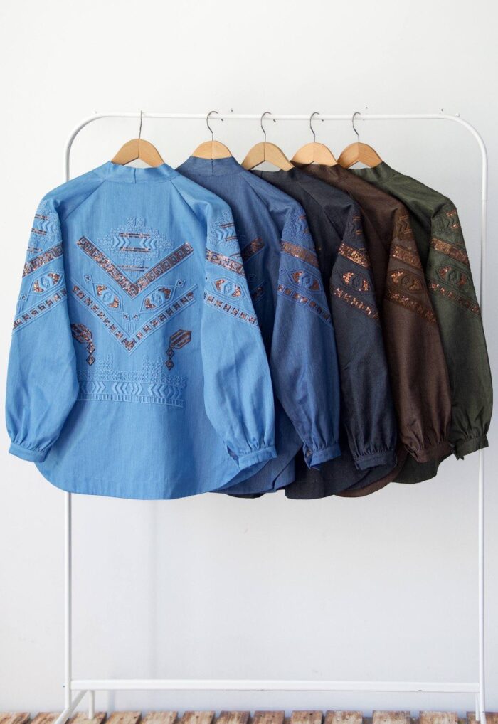 Cardigan long en jean bleu clair brodé – Mosaïque Azur – Image 5