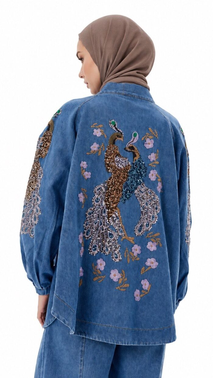 Cardigan long en jean bleu brodé – Danse des Paons – Image 3
