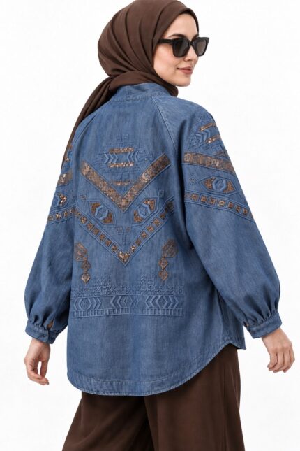 cardigan long en jean bleu brodé, avec broderies cuivrées géométriques, porté par une femme voilée, vue de dos.
