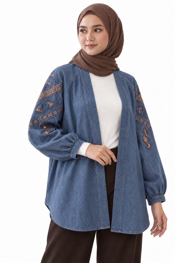 Cardigan long en denim bleu brodé porté de face