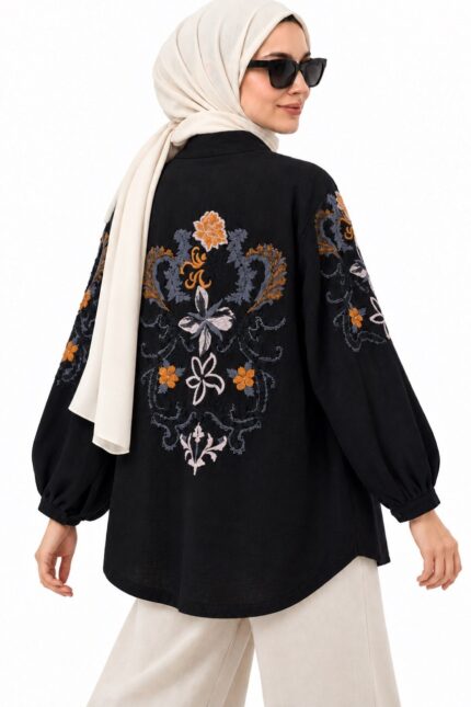Cardigan long brodé floral noir porté par une femme voilée – vue trois quarts doS