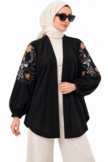 Vue de face du cardigan long noir à broderies florales sur les manches