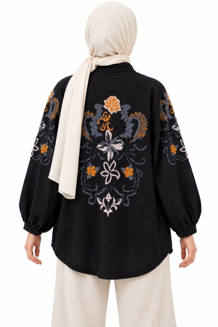 Vue de dos du cardigan long noir à broderies florales