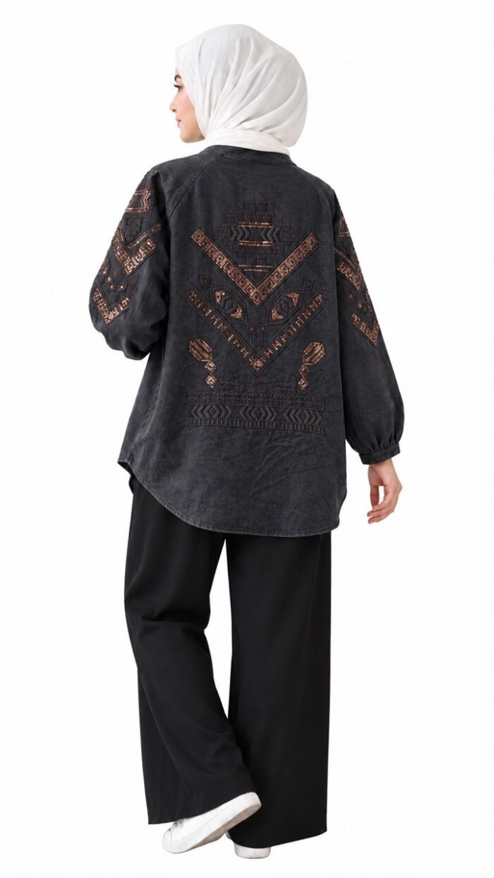 Cardigan long en jean noir délavé brodé – Mosaïque Orient – Image 3