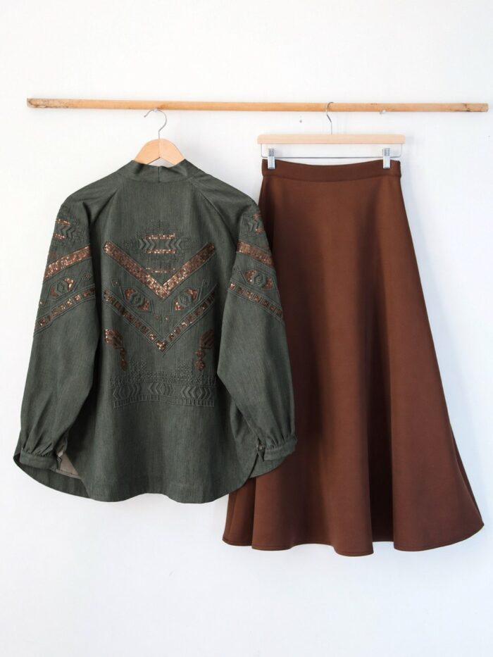 Cardigan long en jean vert olive brodé – Mosaïque Jade – Image 4