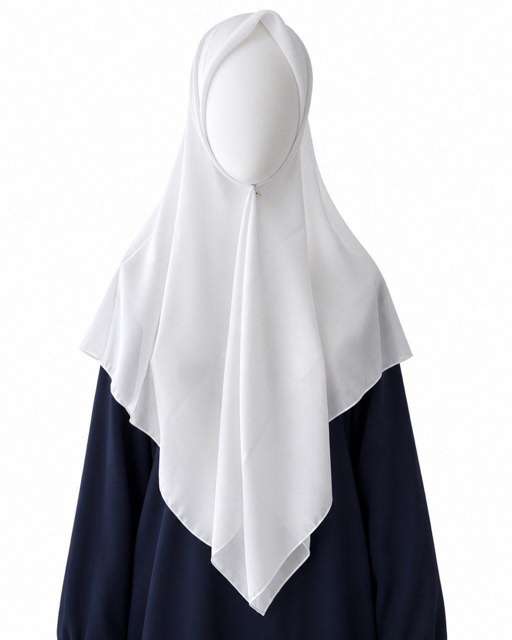 hijab-carre-syrien-blanc-face.png Hijab carré blanc syrien porté sur mannequin, vue de face avec longues pointes sur la poitrine