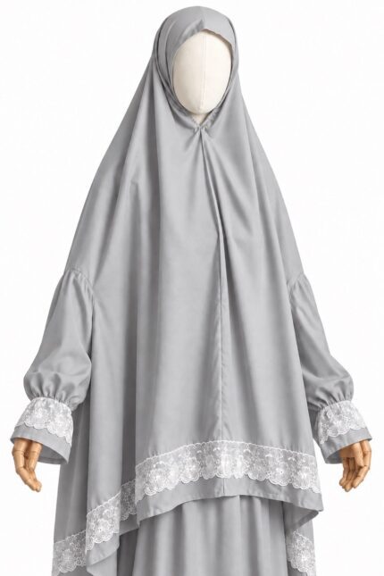 Détail du khimar gris, des manches et de la dentelle florale blanche