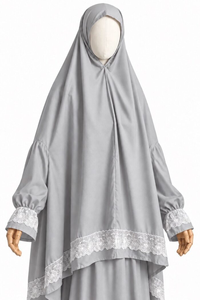 Détail du khimar gris, des manches et de la dentelle florale blanche
