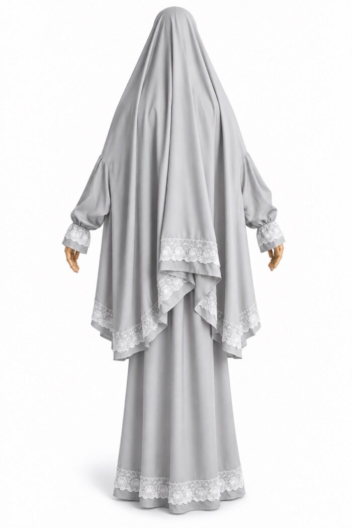 Tenue de prière femme grise vue de dos avec bordures en dentelle blanche