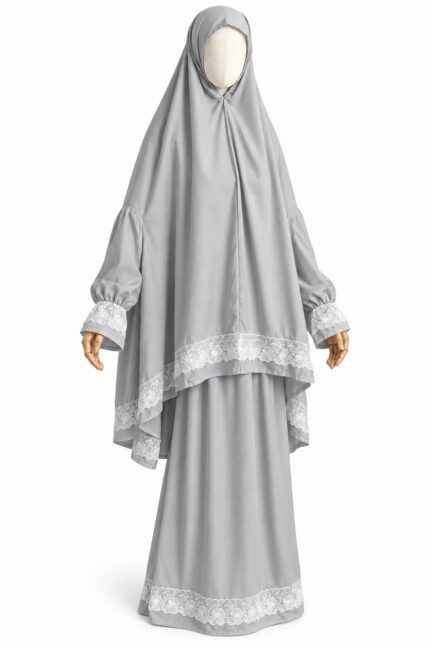 Tenue de prière femme grise avec manches et dentelle blanche, vue de face
