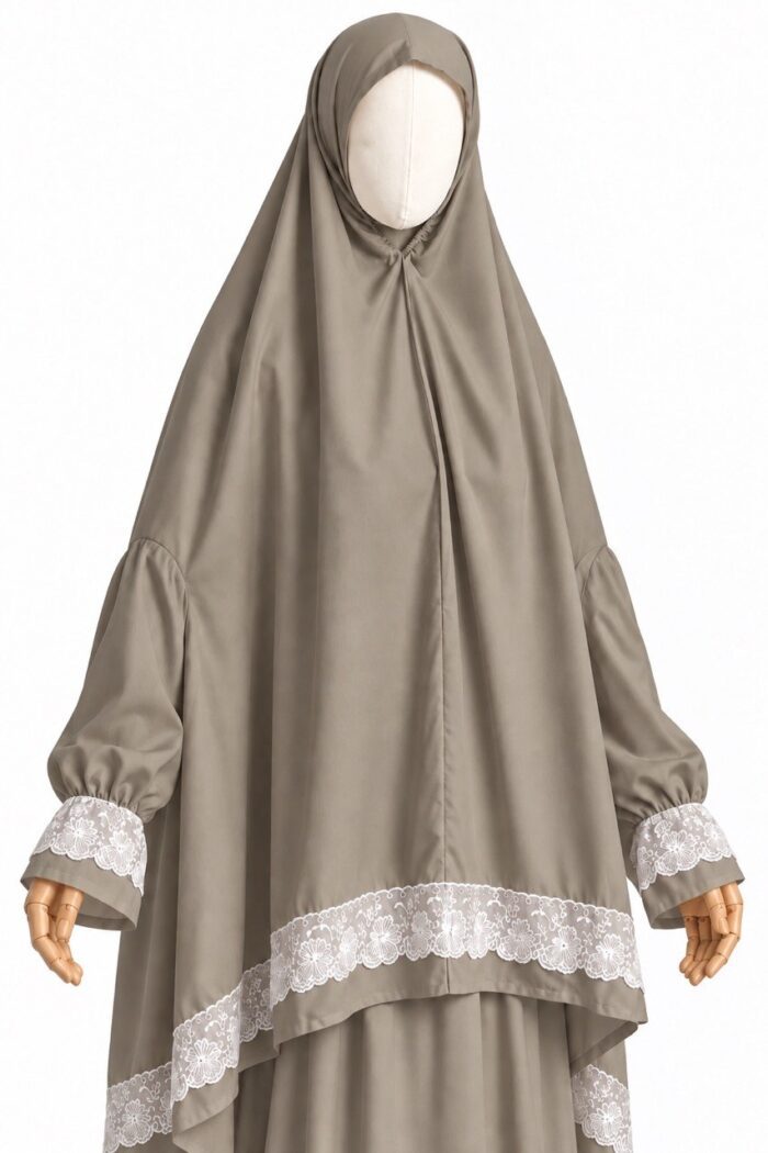 Détail du khimar kaki grisé et de sa dentelle florale blanche