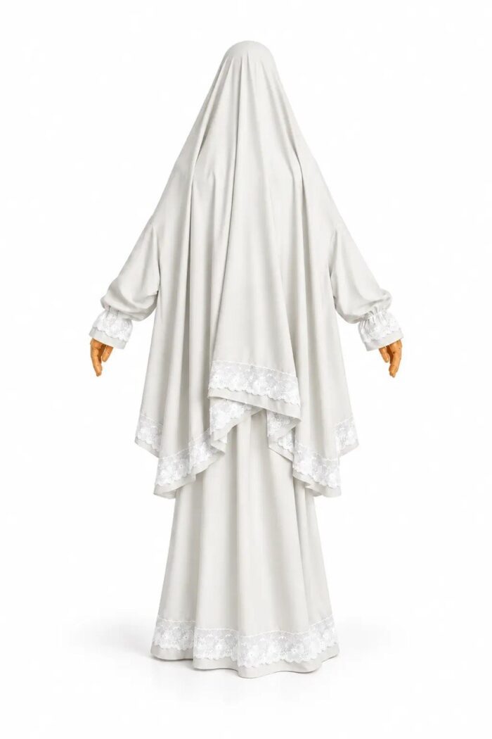 Tenue de prière femme blanc cassé avec manches et dentelle blanche, vue de dos