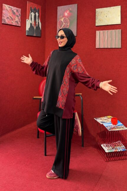 Coupe ample de l’ensemble tunique et pantalon noir et bordeaux, avec bandes latérales