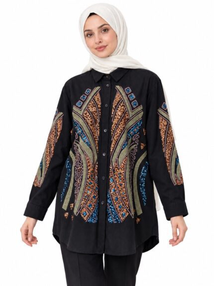 Tunique longue noire brodée en jean léger, portée de face par une mannequin avec un hijab ivoire.