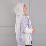 ‏Hijab imprimé en crêpe - Arabesques d'Orient (Collection Mystères d'Orient) – Image 2