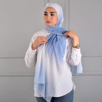 Hijab imprimé en crêpe Belle et Voilée by Nisreen, avec un dégradé bleu inspiré des aurores boréales, léger, fluide et élégant, parfait pour un style raffiné. Fabrication syrienne. Dimensions : 65 x 180 cm