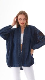 Cardigan long en denim bleu brodé – Reflet d'Océan  – Collection Harmonie – Image 4