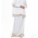 Tenue de prière femme blanche à manches longues – Élégance et simplicité