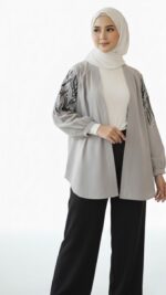 ⁦Cardigan long brodé gris – Léger, coloré et raffiné pour le Printemps-Été⁩ - الصورة ⁦2⁩