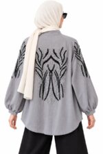 Vue de dos du cardigan gris brodé avec sequins noirs et argentés