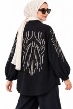 Cardigan long noir avec broderies argentées, vu de dos