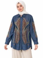 Tunique longue bleu marine brodée en jean léger, portée de face par une femme voilée avec un pantalon beige ample.