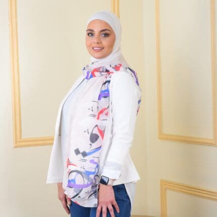 Hijab imprimé en crêpe Belle et Voilée by Nisreen, orné de motifs de lettres arabes, alliant élégance, finesse et qualité exceptionnelle. Fabrication syrienne. Dimensions : 65 x 180 cm